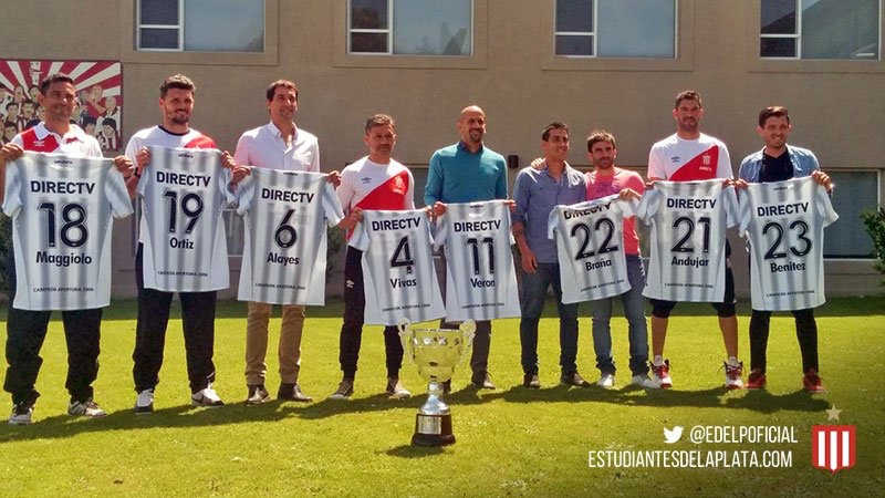 estudiantes-and-umbro-celebrate-2006-championship-with-special-kit-banner
